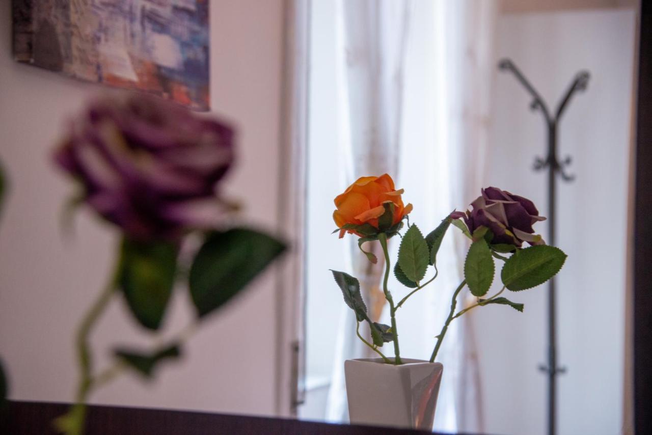 Domus Anticaglia By Domusextra Apartment Napoli Bagian luar foto